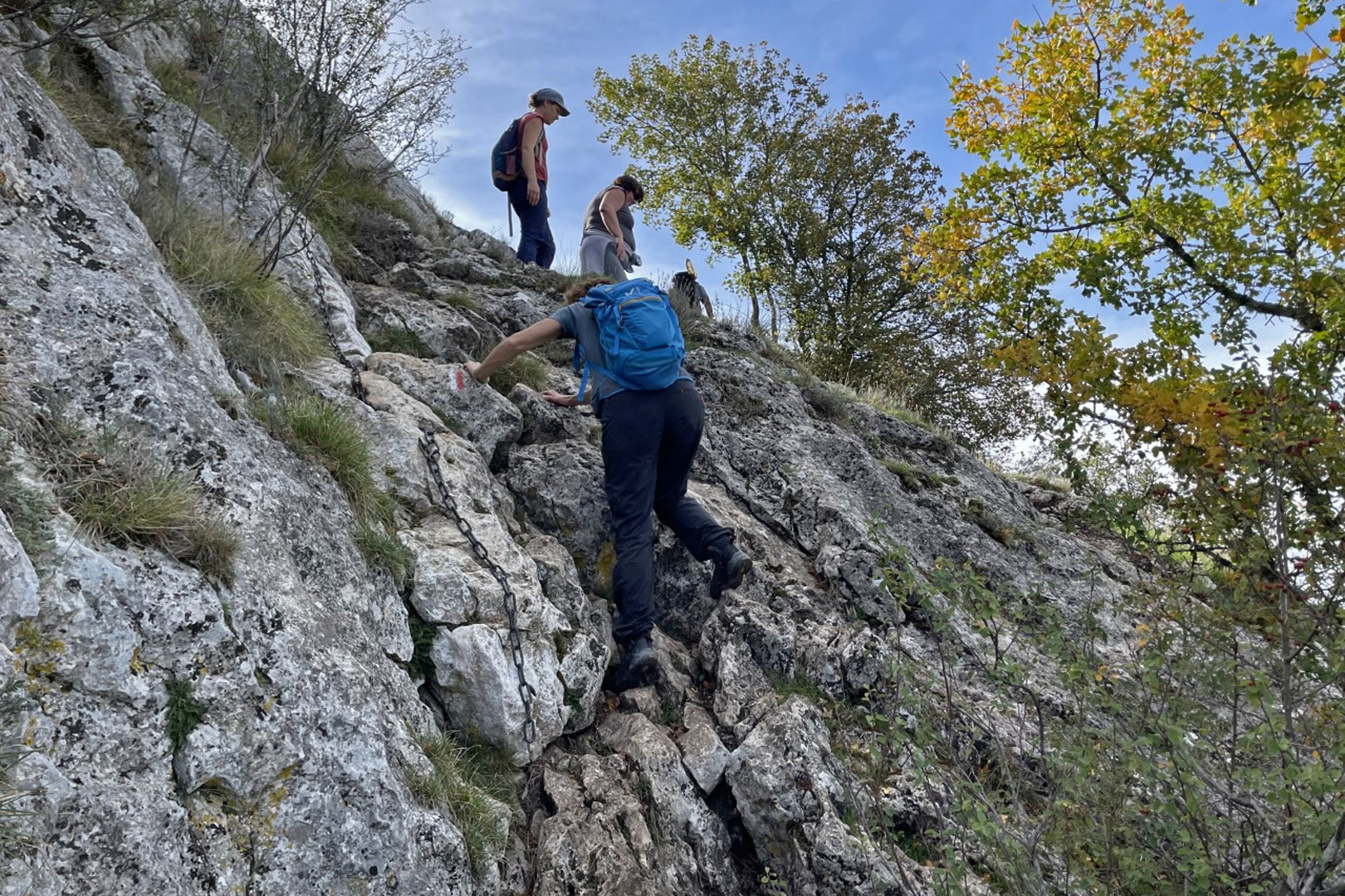 Randonneurs sentier balisé GR9 passage avec chaine