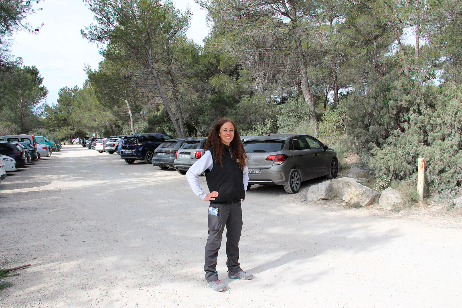 Sophie accueil des visiteurs sur le parking de Bimont