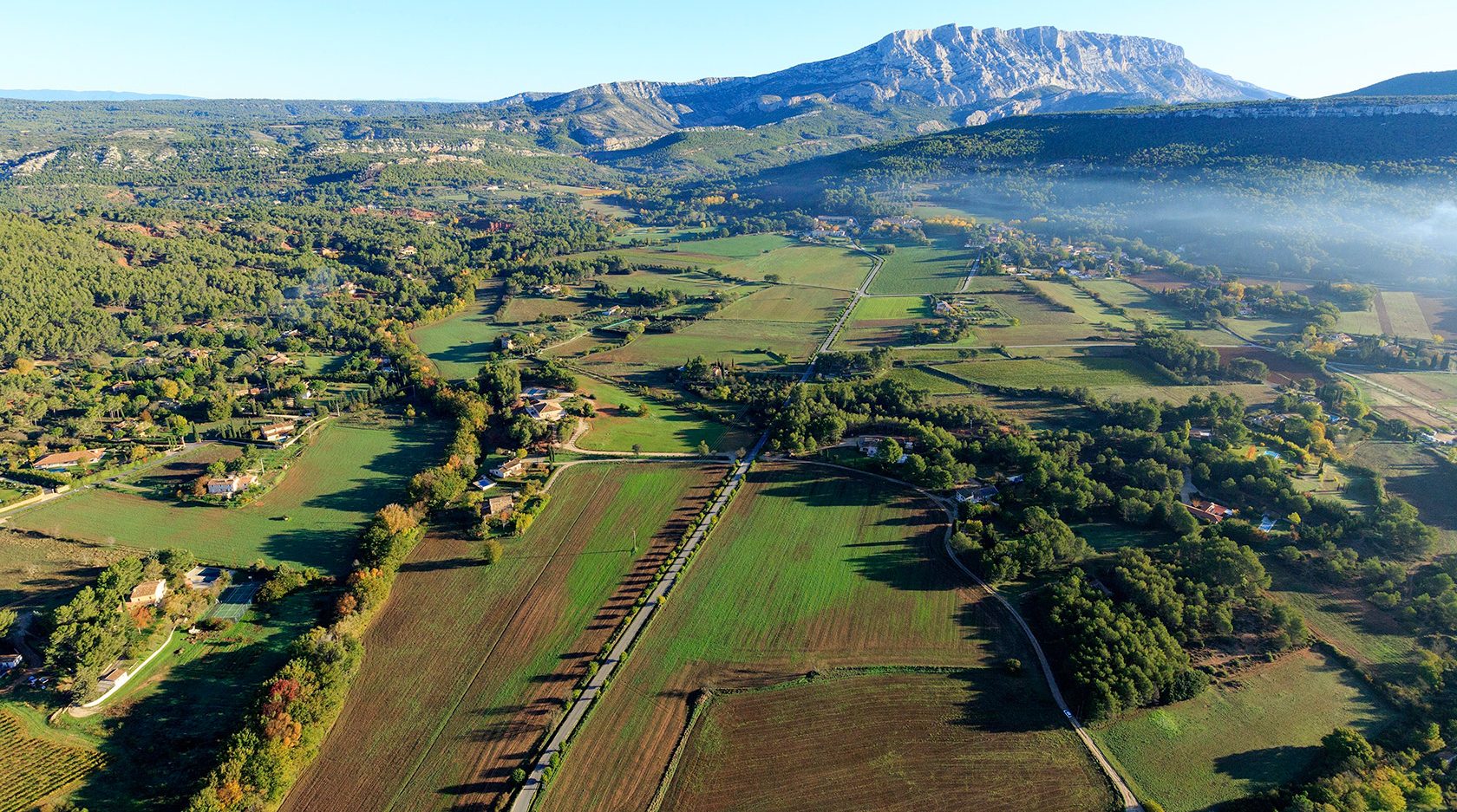 La ripisylve traverse en ondulant le paysage de Beaurecueil